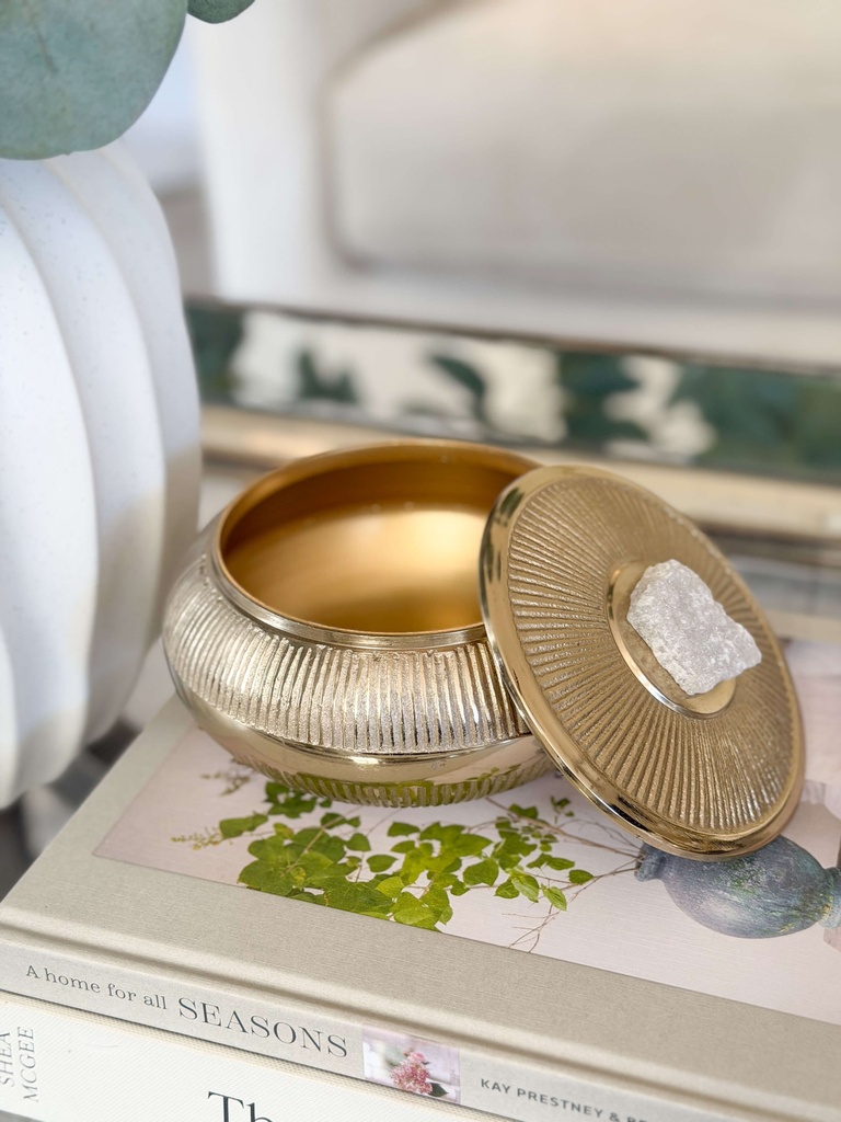 Jar dorado de metal con piedra