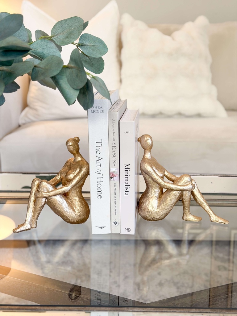 Figura de mujer dorada