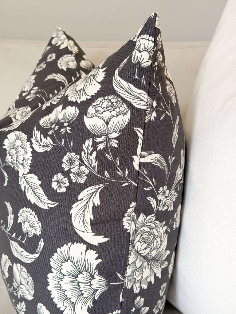 Forro gris oscuro con flores blancas