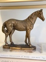 Escultura de caballo castaño