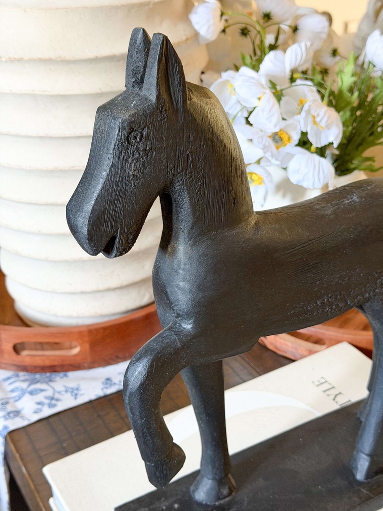 Caballo de madera negro