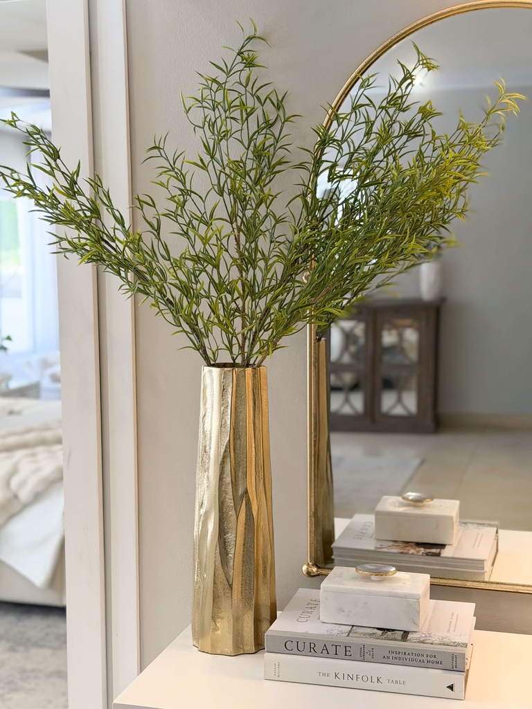 Rama de follaje verde larga