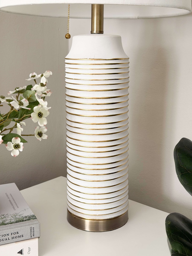 Lampara blanca con lineas dorada horizontales