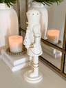 Nutcracker blanco con detalles dorados