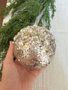Esfera plateada con perlas