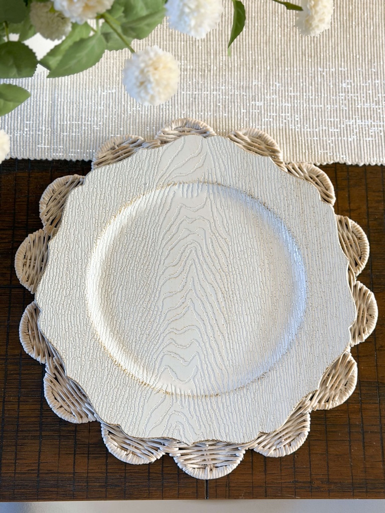 Individual de rattan scalloped white wash