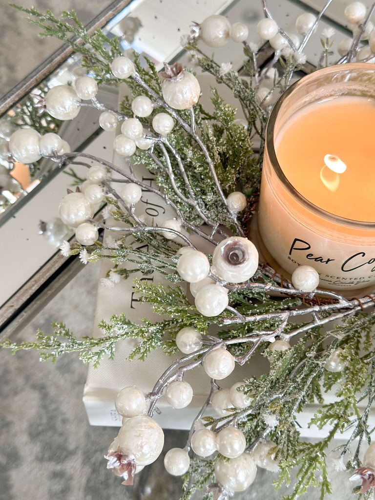 Corona de pino y perlas