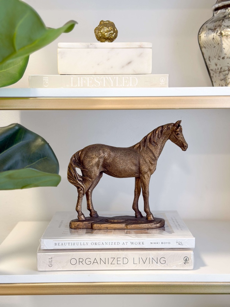 Escultura de caballo castaño