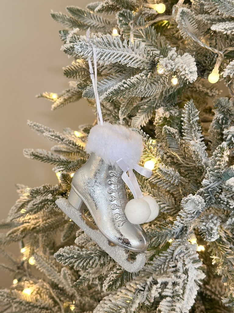 Ornamento de patin con pom pom