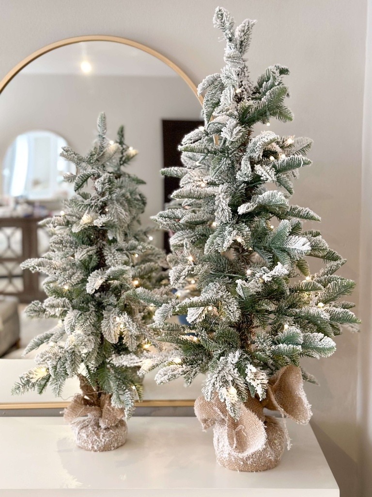 Arbolito nevado con luz en base de yute (2 tamaños)