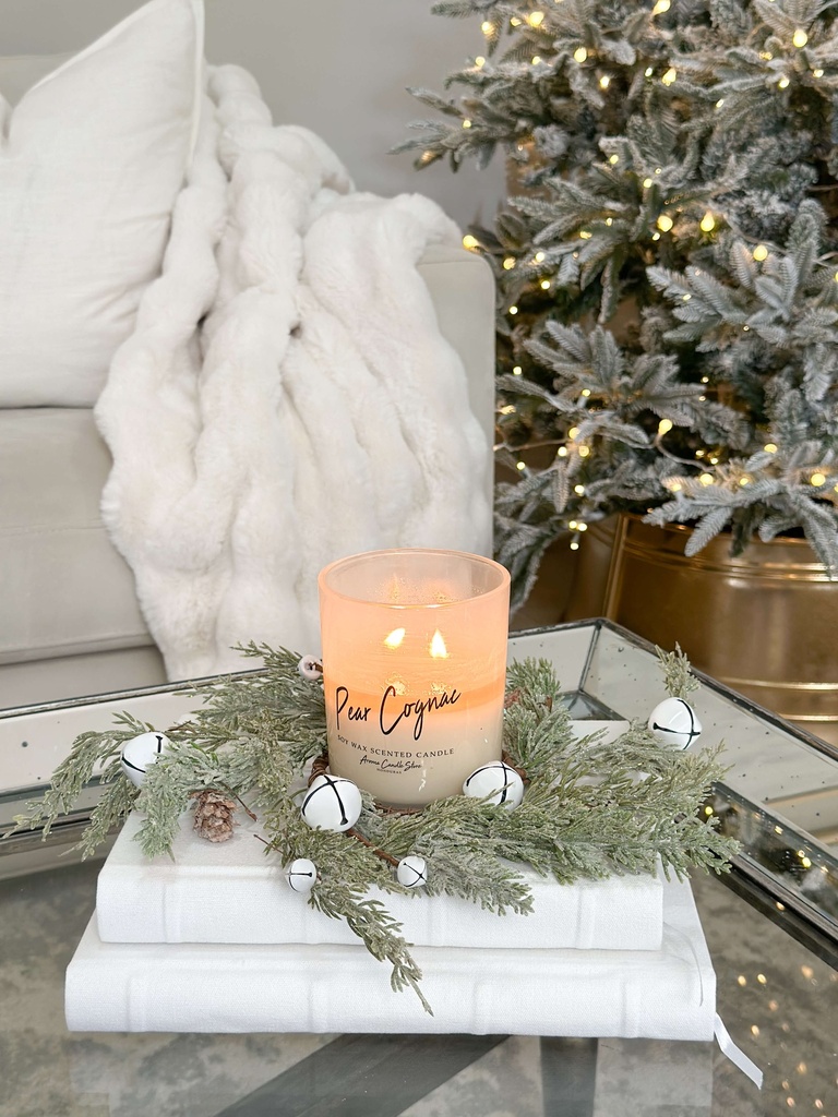 Corona de pino y cascabel blanco