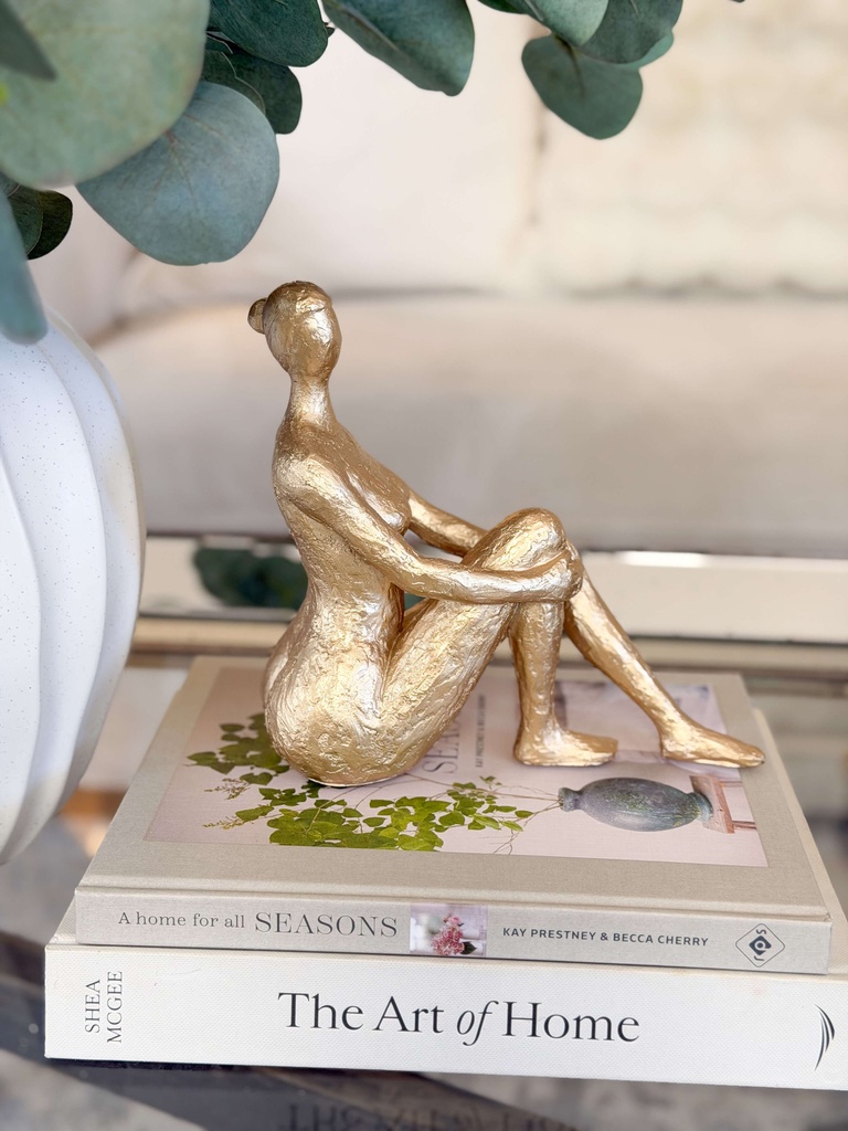 Figura de mujer dorada