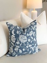 Forro de cojin azul con flores blancas