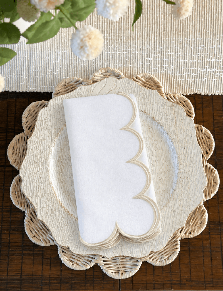 Servilleta blanca scalloped orilla champagne