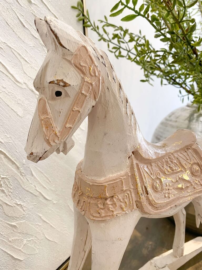 Caballo de madera antiguo
